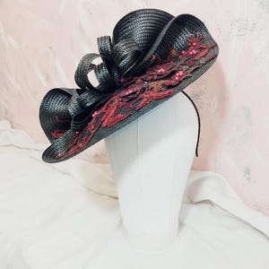 czarny czerwony kapelusz Kentucky Derby bordowy czarny kapelusz strojący wino czerwony kapelusz ślubny duży kapelusz wyścigowy kapelusz na specjalne okazje damski kapelusz elegancki lunch