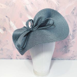Czarno-niebieska czapka Kentucky Derby, stylowa czapka z kokardą, damska czapka z fascynatorem na wyścigi, elegancka czapka na specjalne okazje, w paski, formalna czapka, czapka na lunch