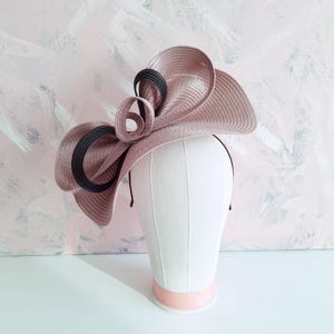 Przydymiony różowy kapelusz derby damski ascot fascinator wyścigowy elegancki styl weselny kapelusz dla matki panny młodej na specjalne okazje herbaciane cappuccino