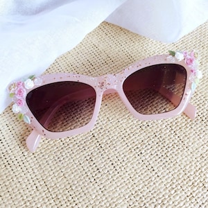 Soft Pink Floral Cat Eye Sunglasses Festival Garden Party  display picture 1