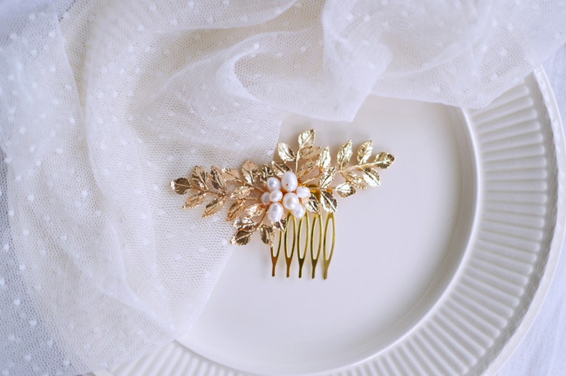 Leaf comb with pearls gold leaf hair comb pearl bridal comb freshwater pearls Romantic hair comb LEaf wedding comb bridal hair comb