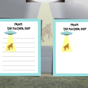 以下が含まれることがあります： 青い縁取りと薄い青色の背景を持つ、空白のメモ帳が2つあります。各メモ帳の上部には、黒い文字で「From The Mother Ship」と書かれています。各メモ帳には、黄色い光線を照らして茶色と白の牛に当たっている、円盤型の宇宙船の漫画が描かれています。