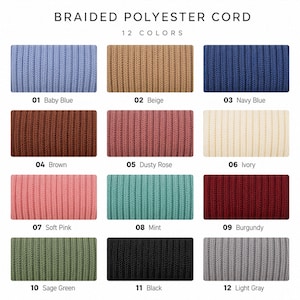 Könnte beinhalten: Eine Auswahl an geflochtenen Polyesterschnüren in 12 verschiedenen Farben, nummeriert von 01 bis 12. Die Farben umfassen Babyblau, Beige, Marineblau, Braun, Altrosa, Elfenbein, Zartrosa, Minze, Burgunderrot, Salbeigrün, Schwarz und Hellgrau.