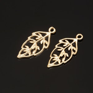 M1335 -2pcs-Matt Oro Placcato-15-7mm Fascino foglia minuscola