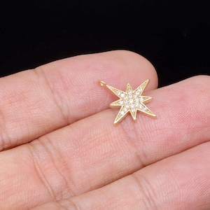 Puede incluir: Encanto de estrella dorado con piedras transparentes brillantes. La estrella tiene un diseño puntiagudo y es perfecta para la elaboración de joyas.