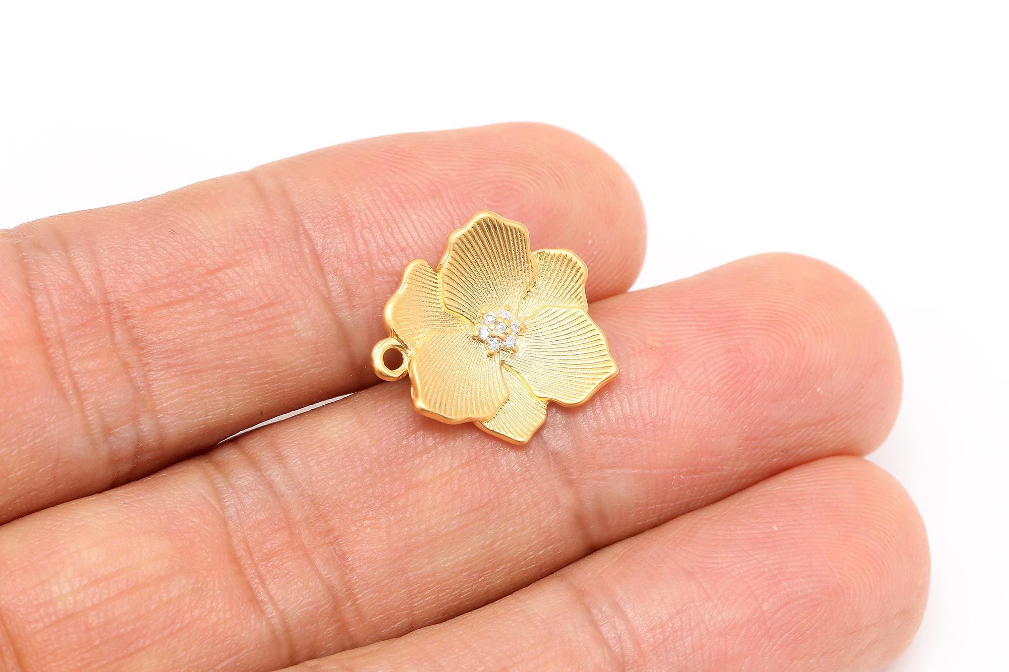 Collana in oro bianco 18 K con fiore e zirconi colorati