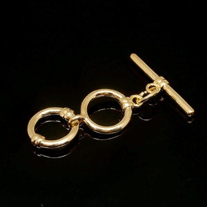 Può includere: Chiusura a scorrimento in metallo dorato con due anelli rotondi. La chiusura è progettata per essere fissata a una collana o un braccialetto.