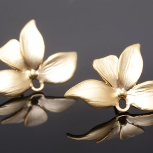 Mattförgyllda örhängen med vild orkidé, silverstolpe [E745-1 par]