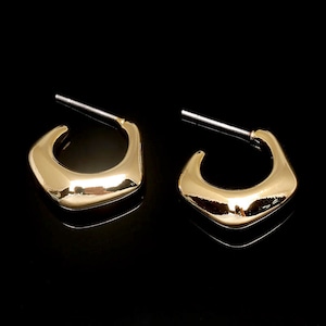Puede incluir: Un par de pendientes de aro dorados con una forma geom&eacute;trica ligeramente cuadrada. Los pendientes est&aacute;n hechos de metal y tienen un acabado brillante.