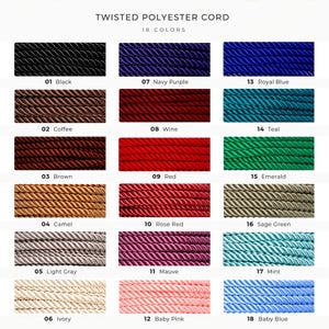 以下が含まれることがあります： TWISTED POLYESTER CORD 18 COLORSと題されたカラーチャートには、ブラック、ネイビーパープル、ロイヤルブルー、コーヒー、ワイン、ティール、ブラウン、レッド、エメラルド、キャメル、ローズレッド、セージグリーン、ライトグレー、モーブ、ミント、アイボリー、ベビーピンク、ベビーブルーなど、18種類のツイストコードのサンプルが並んでいます。