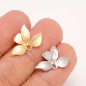 Pendientes de orquídea silvestre con baño mate, cierre de plata [E745-1 par]