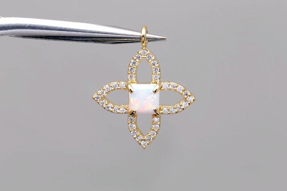 プラチナ　オパール　チャーム メキシコ産ウォーターオパール 0.65ct ダイヤモンド プラチナ
