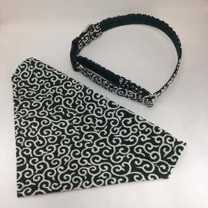 Puede incluir: Un conjunto de collar y bandana para perros. El collar es de color verde oscuro con un patr&oacute;n de remolino blanco y una hebilla negra. La bandana tiene un patr&oacute;n de remolino verde oscuro y blanco. El conjunto est&aacute; dise&ntilde;ado para mascotas.