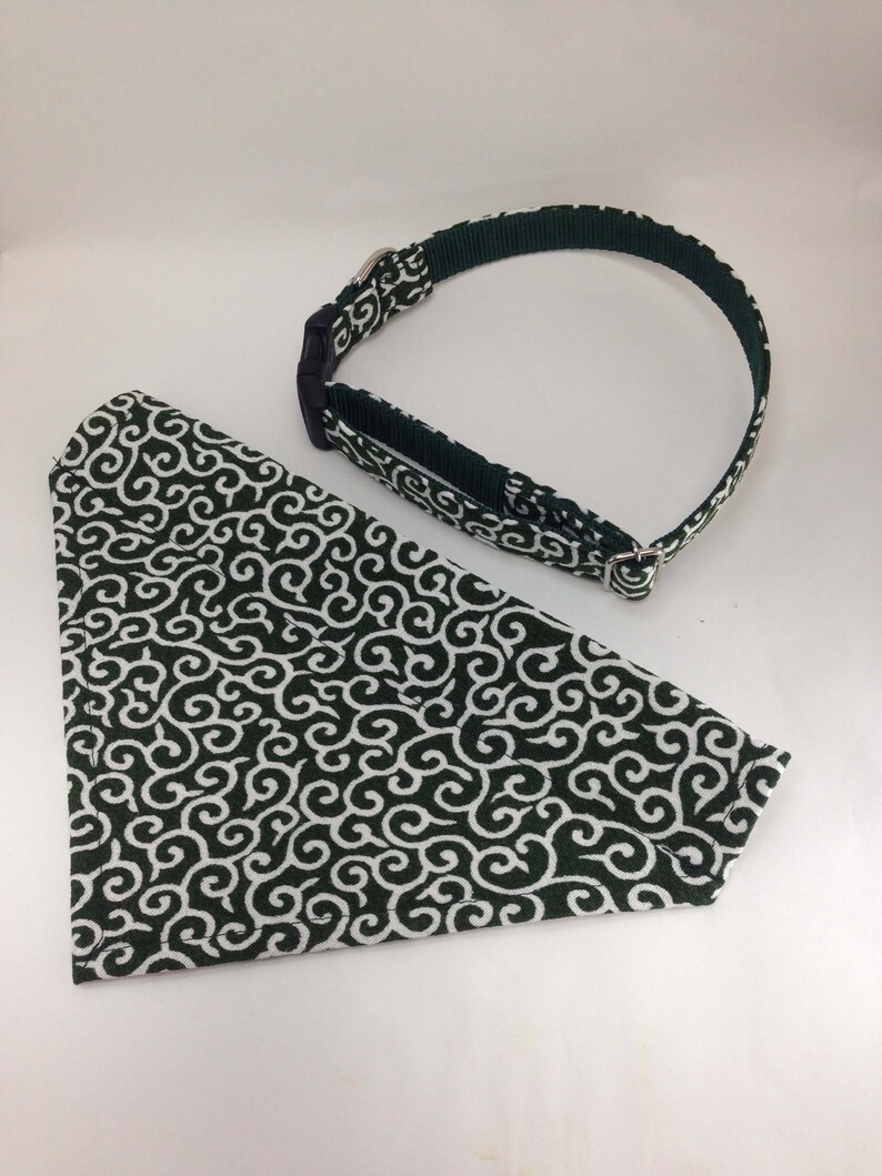 Puede incluir: Un conjunto de collar y bandana para perros. El collar es de color verde oscuro con un patr&oacute;n de remolino blanco y una hebilla negra. La bandana tiene un patr&oacute;n de remolino verde oscuro y blanco. El conjunto est&aacute; dise&ntilde;ado para mascotas.
