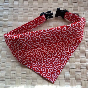 Puede incluir: Juego de collar y pa&ntilde;uelo para perro con estampado rojo y blanco. El collar tiene una hebilla de pl&aacute;stico negro y una anilla en D de metal. El pa&ntilde;uelo es triangular y tiene un estampado a juego.