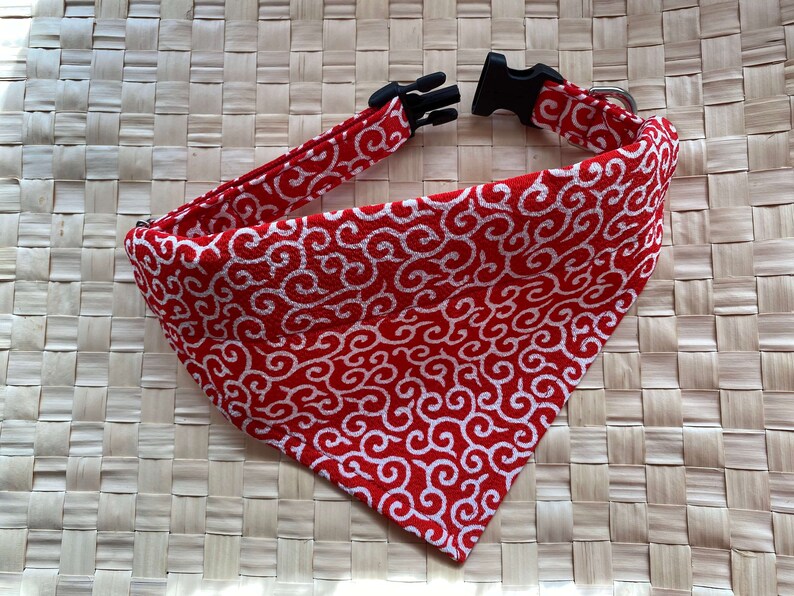 Puede incluir: Juego de collar y pa&ntilde;uelo para perro con estampado rojo y blanco. El collar tiene una hebilla de pl&aacute;stico negro y una anilla en D de metal. El pa&ntilde;uelo es triangular y tiene un estampado a juego.