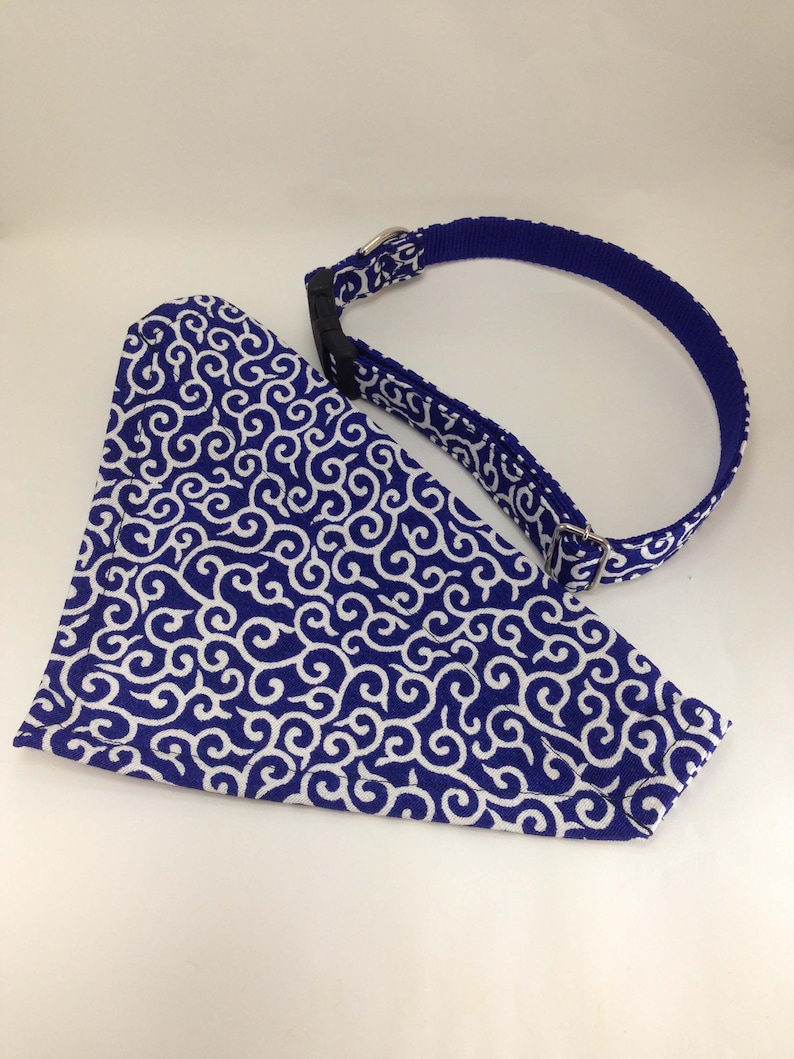 Puede incluir: Juego de collar y pa&ntilde;uelo para perro con estampado azul y blanco. El collar es azul liso con una hebilla plateada. El pa&ntilde;uelo y el collar presentan un dise&ntilde;o blanco en espiral sobre fondo azul.