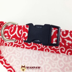 Puede incluir: Collar para perros con un patr&oacute;n de remolinos rojos y blancos, una hebilla de pl&aacute;stico negro y una anilla en D de metal plateado. El dise&ntilde;o del collar es un patr&oacute;n repetido. El logotipo de la marca "WANPAW" es visible.