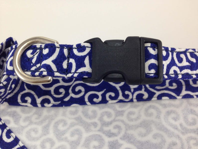 Puede incluir: Collar para perros con un patr&oacute;n de remolinos azules y blancos, una hebilla de pl&aacute;stico negro y una anilla en D de metal plateado. El collar est&aacute; dise&ntilde;ado para mascotas.