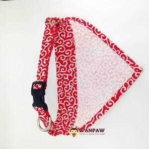 Puede incluir: Arn&eacute;s para perros con estampado rojo y blanco con hebilla negra y anilla met&aacute;lica plateada. El arn&eacute;s presenta un dise&ntilde;o de remolino repetido. La marca "WANPAW" es visible en la esquina inferior derecha.