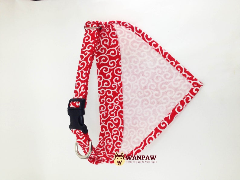Puede incluir: Arn&eacute;s para perros con estampado rojo y blanco con hebilla negra y anilla met&aacute;lica plateada. El arn&eacute;s presenta un dise&ntilde;o de remolino repetido. La marca "WANPAW" es visible en la esquina inferior derecha.