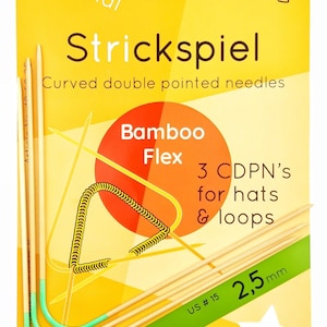 Könnte beinhalten: Ein Set mit drei Stricknadeln aus Bambus mit grünen Spitzen. Die Nadeln sind gebogen und doppelt spitz. Die Verpackung ist gelb und trägt den Text "Original neko Strickspiel Curved double pointed needles Bamboo Flex 3 CDPN's for hats & loops US # 15 2.5mm XXL".
