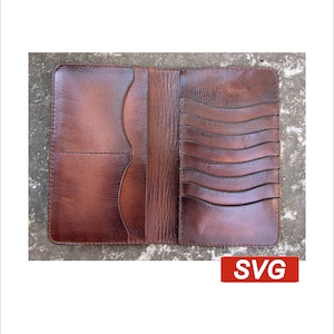 Puede incluir: Cartera de cuero marrón abierta con múltiples ranuras y bolsillos para tarjetas. La cartera está abierta, revelando el diseño interior y la textura del cuero. La cartera tiene una superficie texturizada y un color rico y cálido.