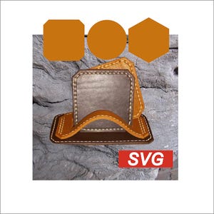 Könnte beinhalten: Leder-Untersetzer-Set mit Halter. Die Untersetzer sind quadratisch und braun, mit einem helleren braunen Rand und weißen Nähten. Der Halter ist gebogen und hat ein ähnliches Design. Das Wort "SVG" befindet sich in einem roten Rechteck.