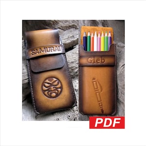 Puede incluir: Una taza de cerámica blanca con un asa negra y el texto "But First, Coffee" en negro, con una fuente de estilo manuscrito. La taza está sobre una superficie blanca.