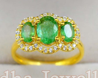 ヴィンテージ エメラルドカット 3ストーン リング：ラボグロウン