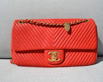 Magnífico bolso Chanel de 21 cm en piel y estampado Valentine Red Chevron.