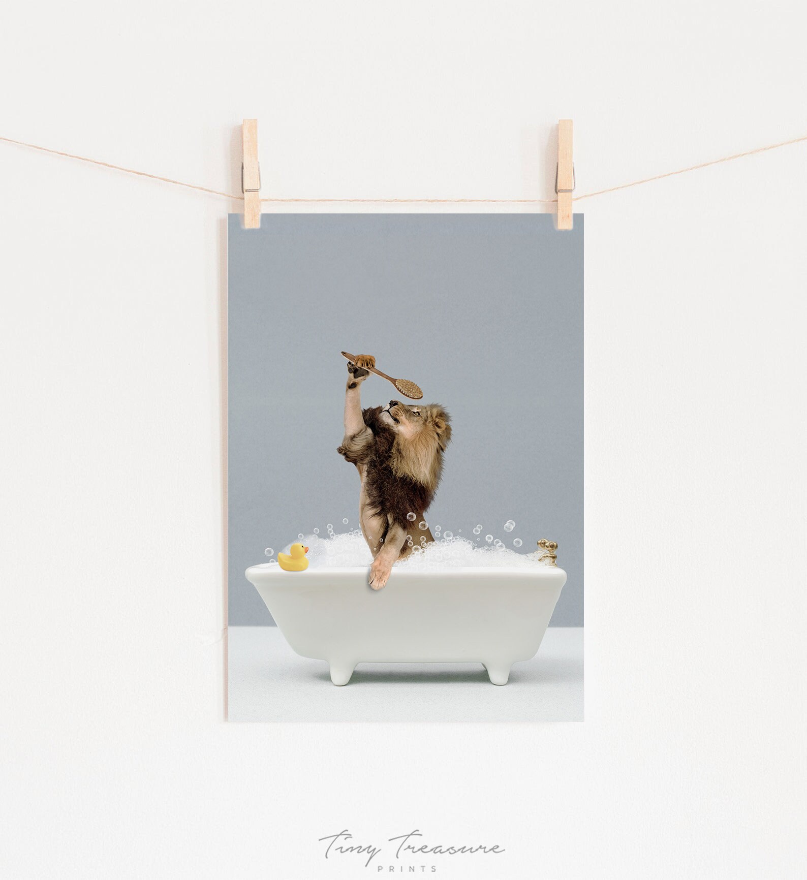 León en una bañera Baño de león Impresión divertida del | Etsy