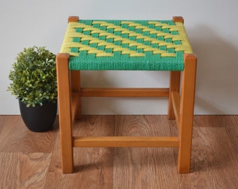 Vintage Fußhocker aus geflochtenem Holz in Gelb und Grün, 27,9 x 27,9 x 27,9 cm