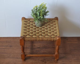 Vintage Mid-Century Fußhocker aus Holz mit Sitzfläche aus gewebtem Binsen