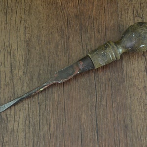 Uchwyt z drewna w stylu vintage z uchwytem obrotowym - śrubokręt płaski 9/32"
