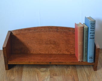 Estantería de escritorio de madera vintage con expositor para libros.