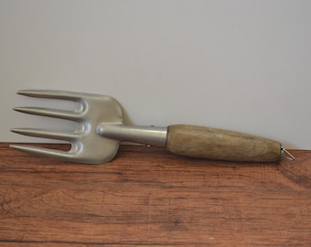 Vintage utländsk trädgårdsgaffel - rostfritt stål med trähandtag 10,5"