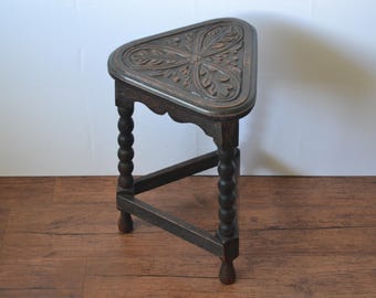 Gesneden driehoekige bijzettafel in vintage kunst- en ambachtstijl