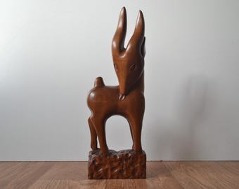 Vintage skulptur av snidad antilop i trä från mitten av århundradet