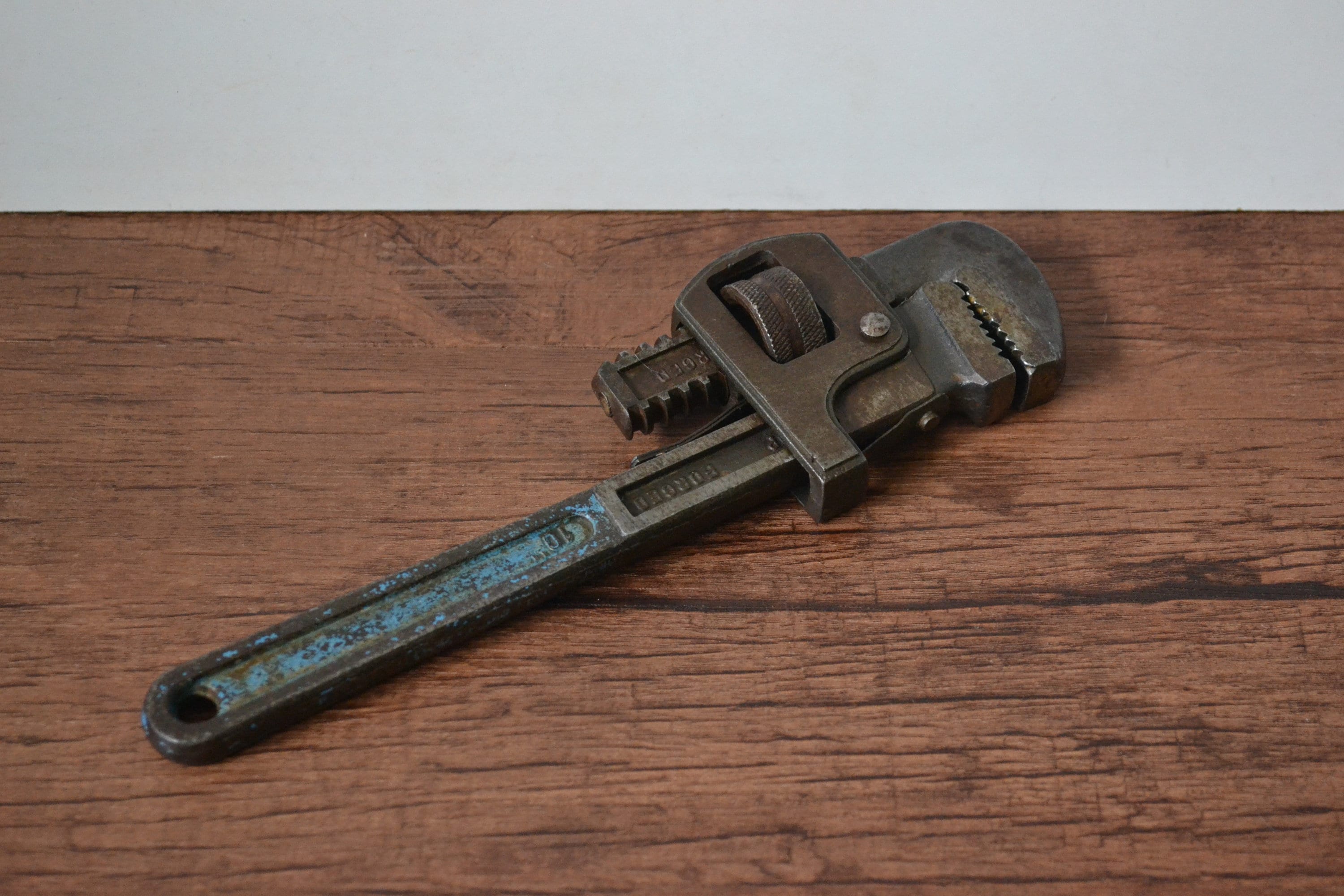Clé à Tuyau (pipe Wrench) Vintage Réglable 9 Pouces - Mâchoire 4 Pouces - Acier Lourd - Occasion Fonctionnelle