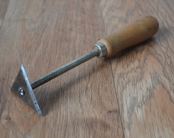 Grattoir à Peinture Triangulaire Vintage - Manche En Bois, Lame Métal 1.75 Pouces - Longueur Totale 8.75 Pouces, Occasion