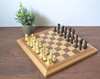 Juego de ajedrez de madera vintage con tablero plegable, piezas Staunton y juego completo.