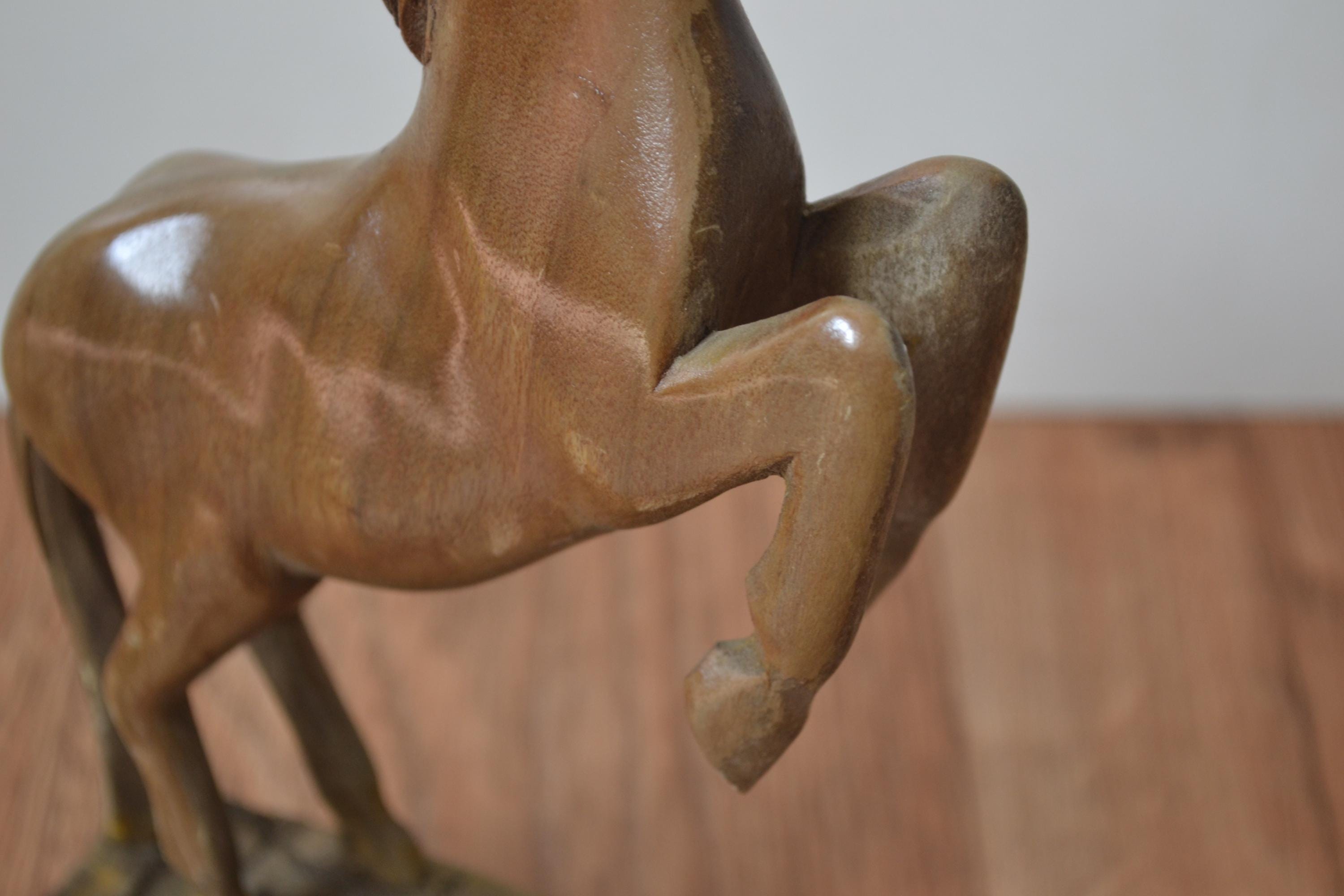 ヴィンテージの木製彫刻が施された馬の置物（25.5 cm） - Etsy 日本