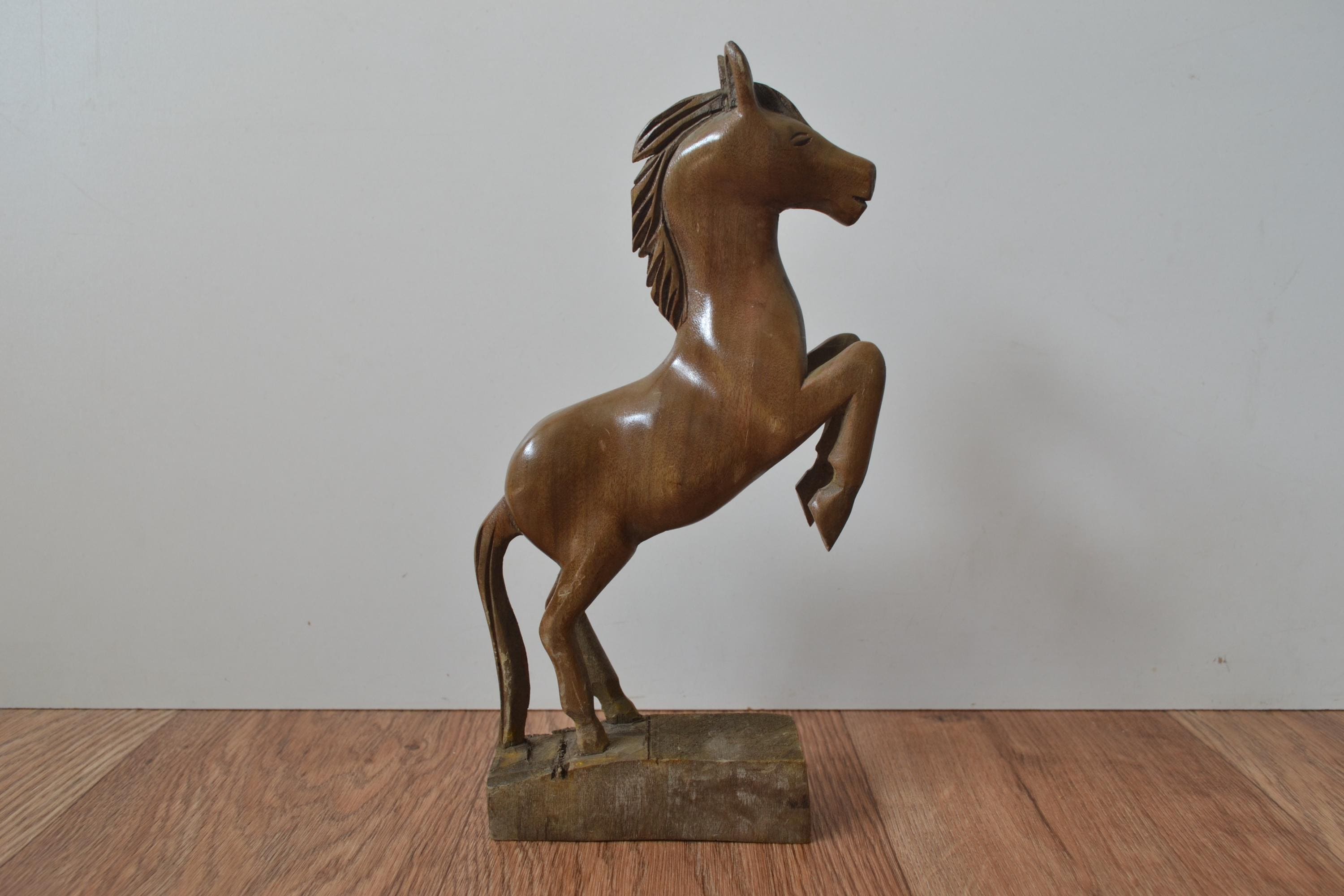 【ヴィンテージ】　木製　馬の彫刻 ヴィンテージの木製彫刻が施された馬の置物（25.5 cm） - Etsy 日本