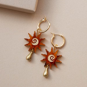 Pendientes de aro con sol de ámbar y tortuga: dije de remolino de latón reciclado