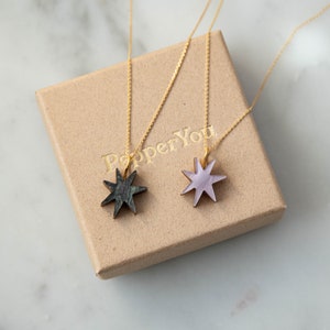 手描きのスターチャームゴールドショートチョーカーネックレス、スモークブラックスパークル、親友へのギフト、グリッタースター