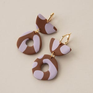 Créoles tendance en argile : lilas et brun chocolat, plaqué or