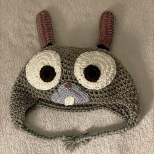 Könnte beinhalten: Ein Set aus drei Keramikbechern mit gesprenkelter, matter Oberfläche. Die Becher sind in Creme-, Hellgrau- und Dunkelgrautönen gehalten. Jede Tasse hat ein schlichtes, minimalistisches Design.