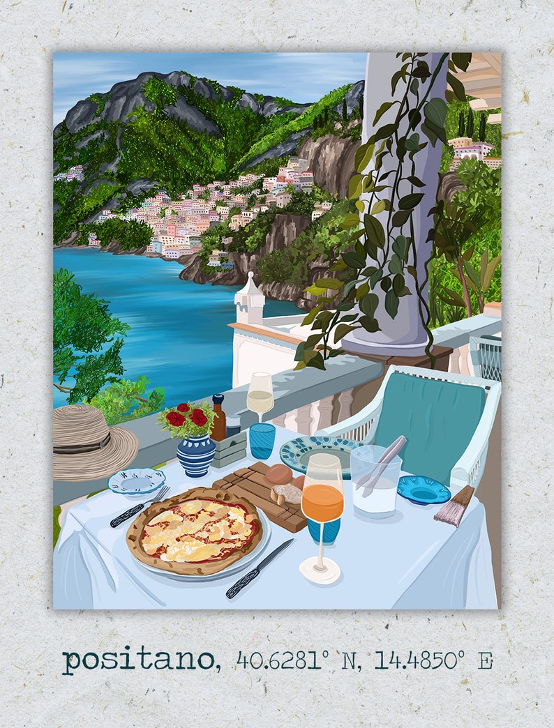 Puede incluir: Una mesa puesta con un mantel blanco, una pizza, un vaso de zumo de naranja, una copa de vino blanco, un sombrero de paja, un jarr&oacute;n con flores rojas y una vista de Positano, Italia. El texto "positano, 40.6281&deg; N, 14.4850&deg; E" est&aacute; escrito debajo de la imagen.