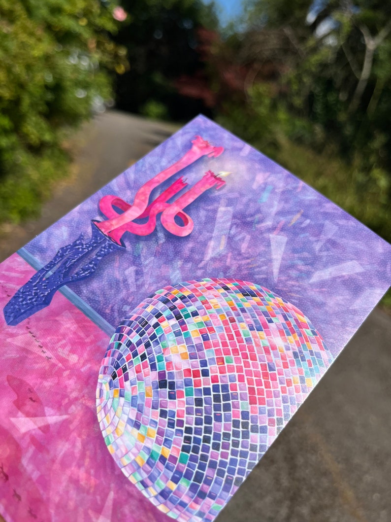 Puede incluir: Una tarjeta de cumplea&ntilde;os rosa y morada con una bola de discoteca y una vela rosa sobre un soporte azul. El fondo es una acuarela rosa y morada.